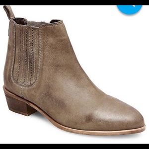 Steve Madden Chelsea booties size 6